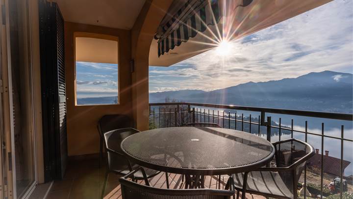 MIASINO - trilocale vista lago in residence con piscina