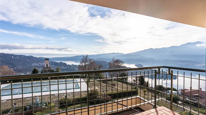 MIASINO - trilocale vista lago in residence con piscina