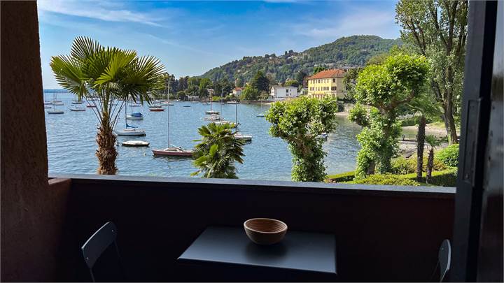 Trilocale ristrutturato con vista lago mozzafiato nel Residence Isola del Bosco – Meina
